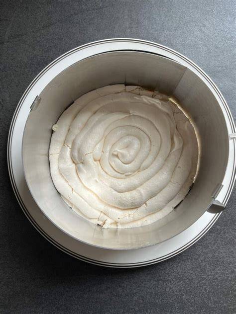 Schrittweises Zusammensetzen der Kokoscremetorte im Tortenring