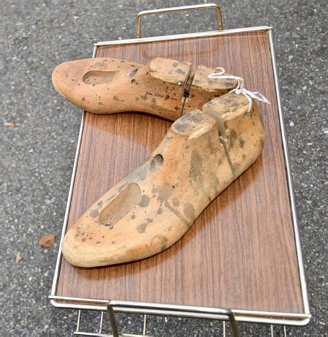 Schuhform polieren mit Küchenpapier