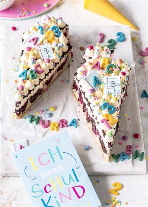 Schulanfang Torte mit bunter Dekoration und Schultüte