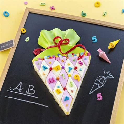 Schultüte aus Fondant auf Käsekuchen als Einschulungstorte