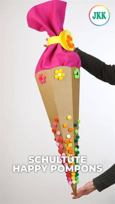 Schultüte mit bunten Einschulungs-Keksen gefüllt
