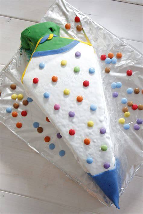 Schultüten-Dekoration auf Torte mit Fondant und Süßigkeiten