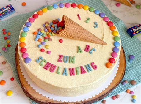 Schultüten-Kuchen bunt dekoriert mit Smarties, Obst und Schleifen