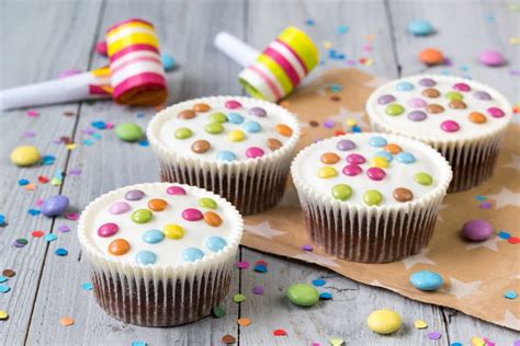 Schultüten-Kuchen fertig dekoriert mit bunten Smarties und Fondant
