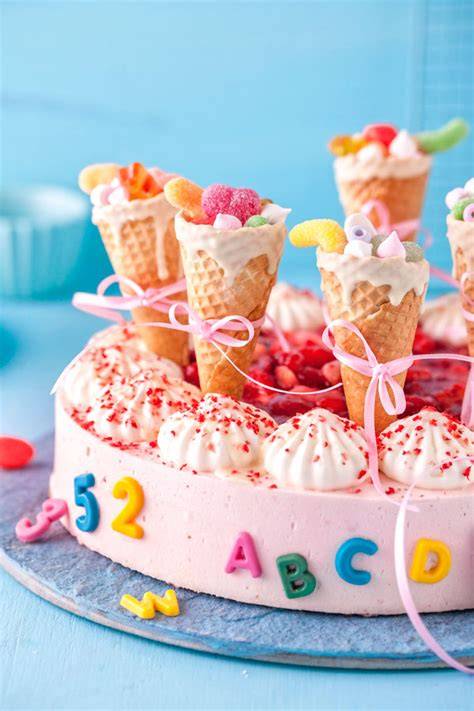 Schultüten-Torte auf Cake Board dekoriert