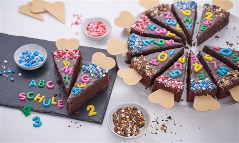 Schultüten-Torte mit bunter Dekoration