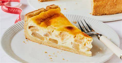 Schwäbischer Apfelkuchen - serviert mit Kaffee und Sahne