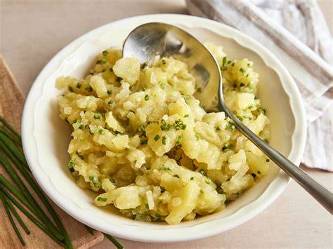 Schwäbischer Kartoffelsalat Präsentation in einer Schüssel, garniert mit Schnittlauch
