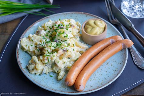 Schwäbischer Kartoffelsalat mit Würstchen und frischem Bier