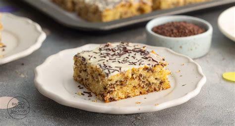Schwarz Weiß Blechkuchen auf Backblech mit Marmormuster