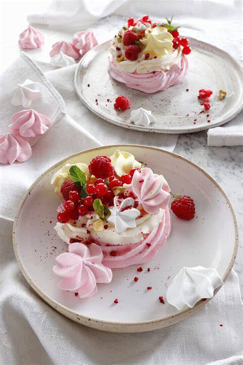 Schwarz-Weiß-Foto von weihnachtlichen Baisertörtchen mit Beeren und Minze