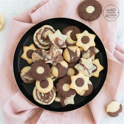 Schwarz-Weiß-Gebäck Schachbrett und Spirale auf einem Gitter