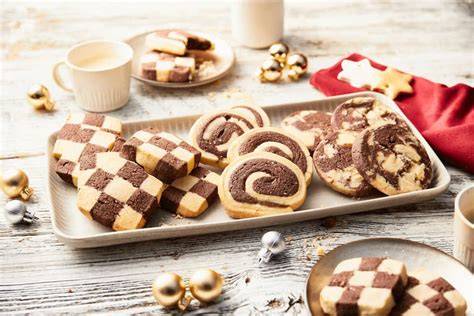 Schwarz-Weiß-Plätzchen in typischen Spiral- und Schachbrettmustern