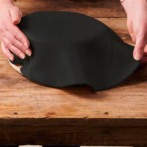 Schwarze Fondantdecke mit Puderzucker-Flecken
