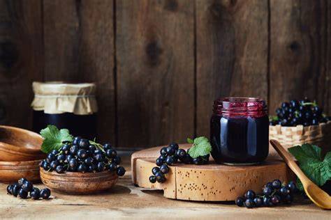 Schwarze Johannisbeermarmelade - servierfertig auf frischem Brot
