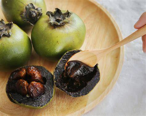 Schwarze Sapote und ihre Fruchtfleisch-Konsistenz im Vergleich zu Schokopudding