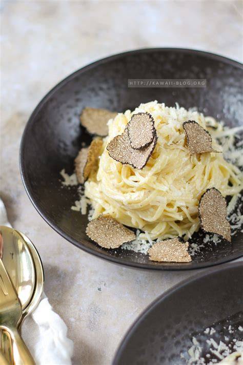 Schwarze Sommertrüffel neben Pasta