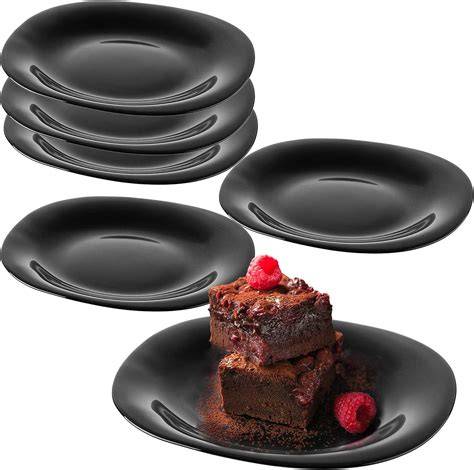 Schwarze Torte auf Kuchenteller, typische DDR-Konditorei-Optik
