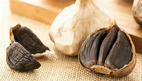 Schwarzer Knoblauch im Supermarkt und Spezialitätengeschäften