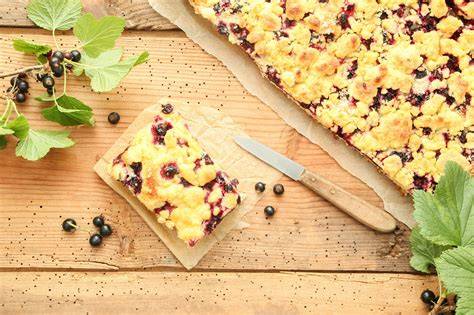 Schwarzer Kuchen DDR - servierfertig mit Glasur und Streuseln