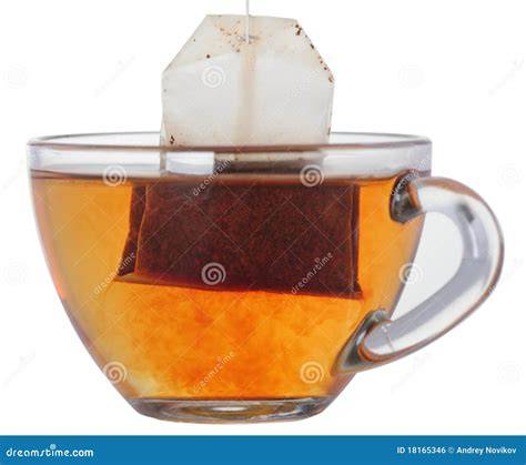 Schwarzer Tee in Tasse mit Zuckerwürfeln