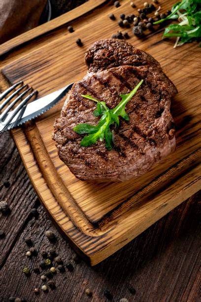 Schwarzer Trüffel und Rindersteak auf einem Holzbrett