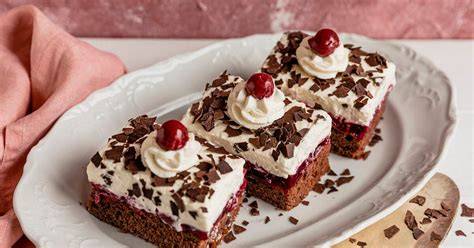 Schwarzwälder Blechkuchen aufgeschnitten
