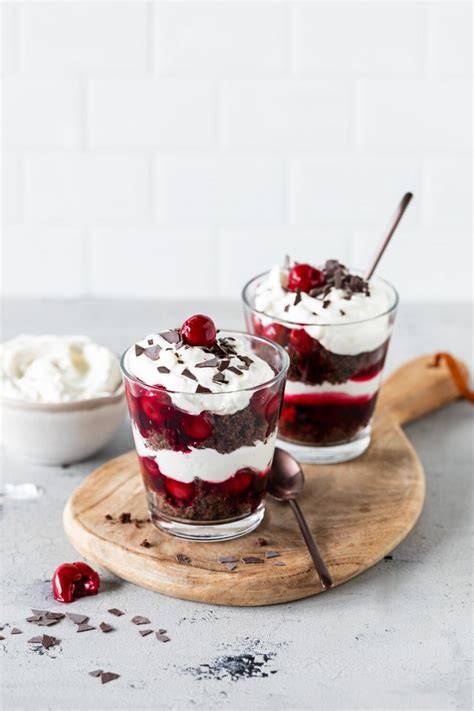 Schwarzwälder Kirsch Trifle im Glas, geschichtet