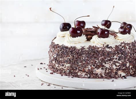 Schwarzwälder Kirschtorte, dekoriert mit Kirschen und Sahne