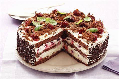 Schwarzwälder Kirschtorte angeschnitten