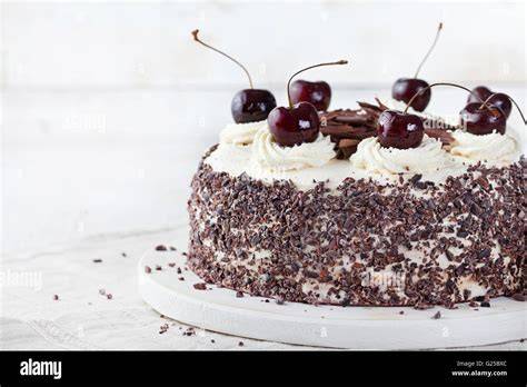 Schwarzwälder Kirschtorte mit Himbeeren, dekoriert mit Sahne und Schokospänen