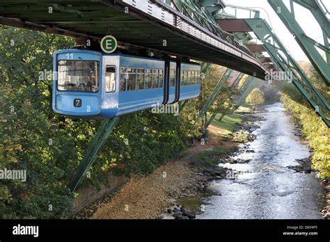 Schwebebahn in Wuppertal über der Wupper