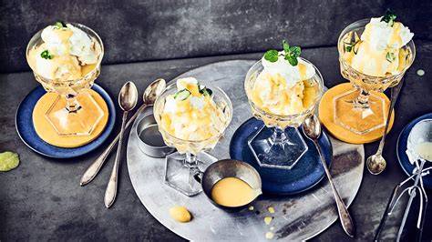 Schwedeneisbecher: Vanilleeis mit Apfelmus, Eierlikör und Sahne