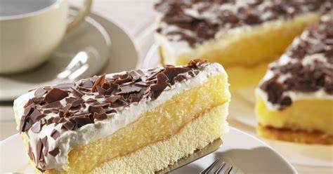 Schwedische Apfelpuddingtorte in einer Springform, mit Schokoraspeln dekoriert