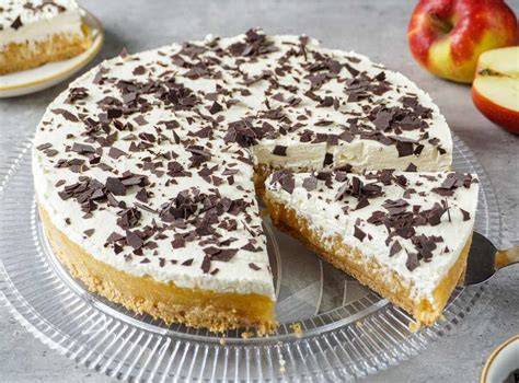 Schwedische Apfeltorte ohne Backen mit Sahnehaube