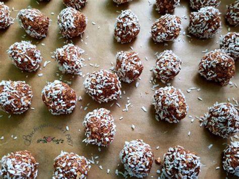 Schwedische Chokladbollar - kleine Schokokugeln in Kokosraspeln