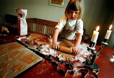 Schwedische Familie dekoriert gemeinsam Pepparkakor