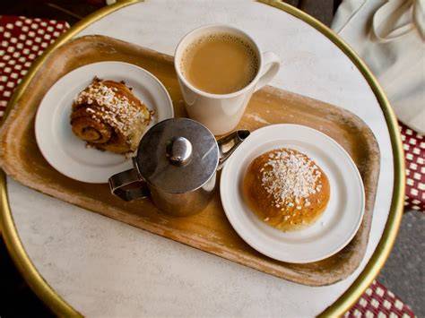Schwedische Fika mit Kaffee und Apfelkuchen