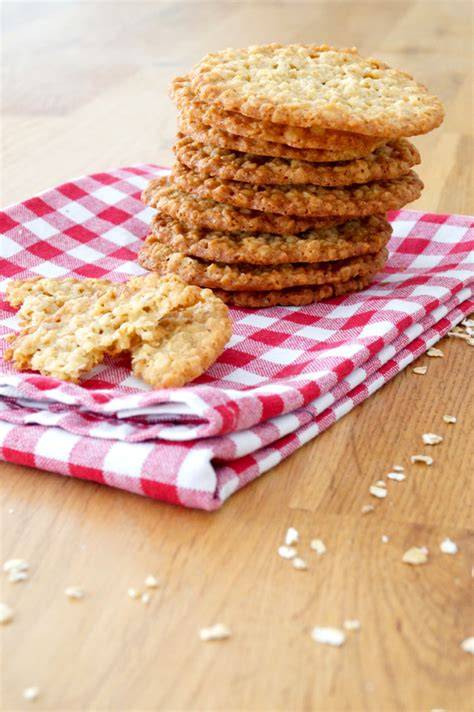 Schwedische Haferkekse auf Fika-Tafel, gemischt mit Schokoladenvariante