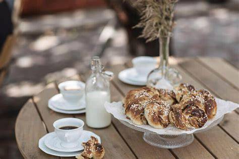Schwedische Keksvielfalt und Fika-Tablett, verschiedene Kekssorten bei Fika