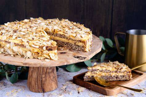 Schwedische Mandeltorte, angeschnitten auf einer schwedischen Kaffeetafel, Mandeltårta