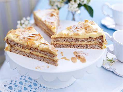 Schwedische Mandeltorte mit Mandelblättchen und Vanillecreme, aufgeschnitten