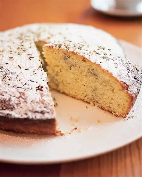 Schwedischer Kardamomkuchen zur Fika serviert