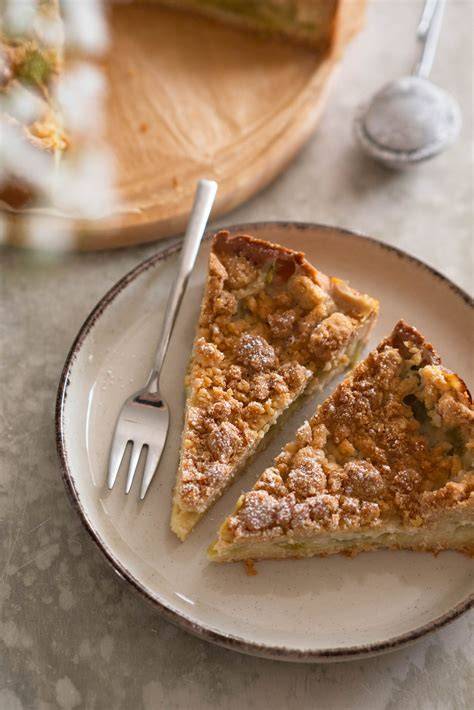 Schwedischer Marzipan Streuselkuchen auf einem Kuchenteller