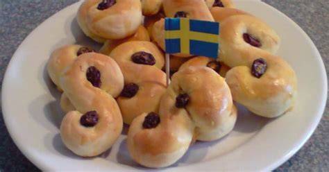 Schwedisches Weihnachtsgebäck, klassische Kekse und Lussekatter