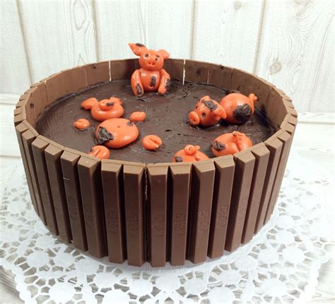 Schweinchen im Matsch Torte mit KitKat-Rand und Marzipanschweinchen