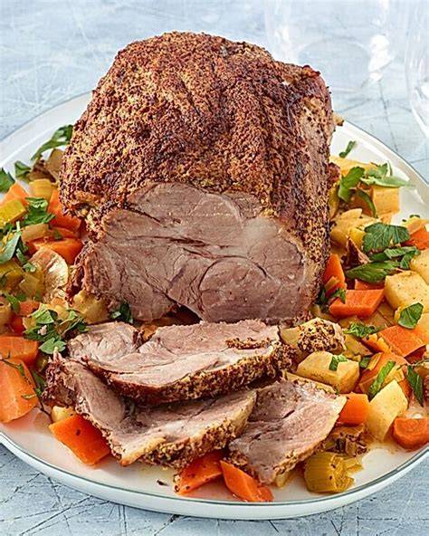 Schweinebraten mit Honig-Senf-Kruste fertig serviert, angerichtet mit Süßkartoffelpüree und Gemüse