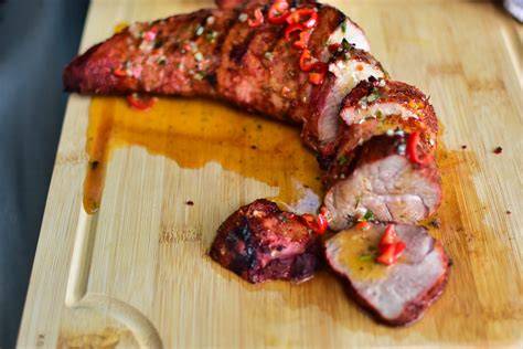 Schweinefilet auf dem Grill mit Honigmarinade, Grillthermometer misst Kerntemperatur