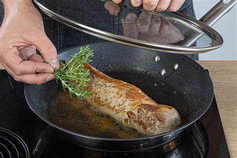 Schweinefilet beim Anbraten in der Pfanne
