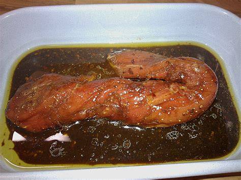 Schweinefilet mariniert in Schüssel